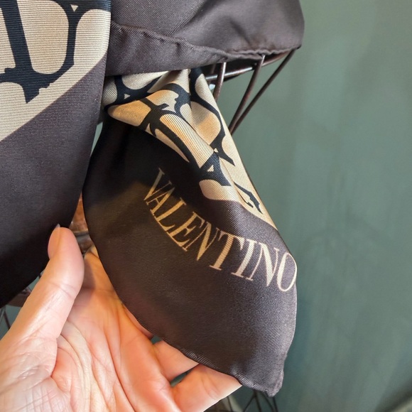 Valentino Garavani | Toile Iconographe Silk Scarf 90X90 - Picture 9 of 13